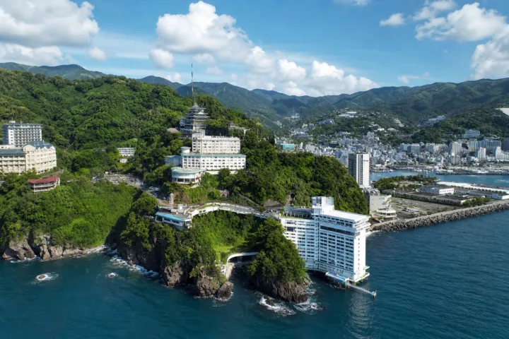 ホテルニューアカオの錦ヶ浦に建つ外観