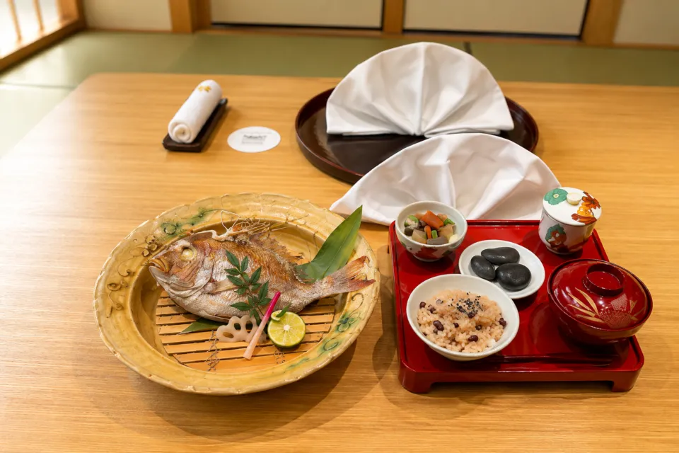ホテル日航福岡の鯛の姿焼きと赤飯を盛り付けた祝い膳