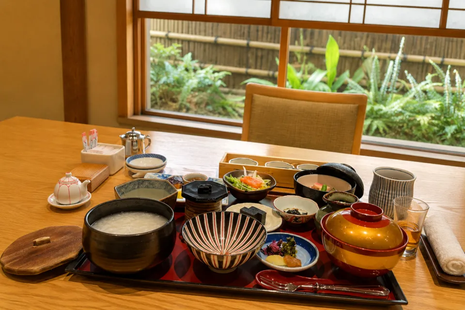 ホテル日航福岡のお粥と小鉢を並べた和朝食