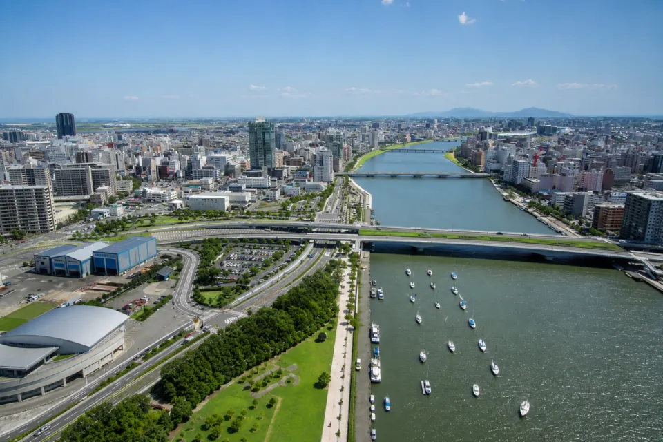 ホテル日航新潟の高層階から望む信濃川と日本海の昼景