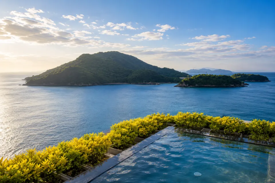 ホテル鷗風亭の海と島々を望む屋上の浴槽
