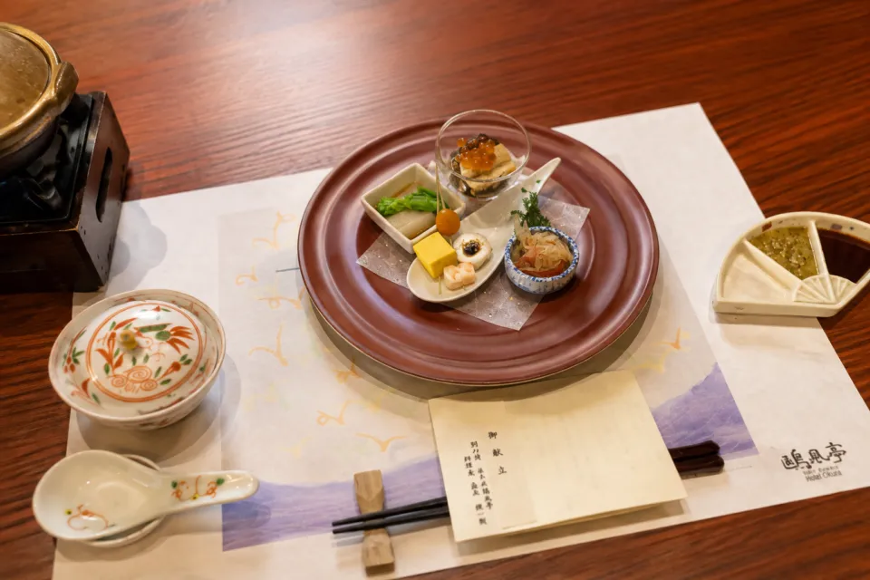 ホテル鷗風亭の会席料理の配膳