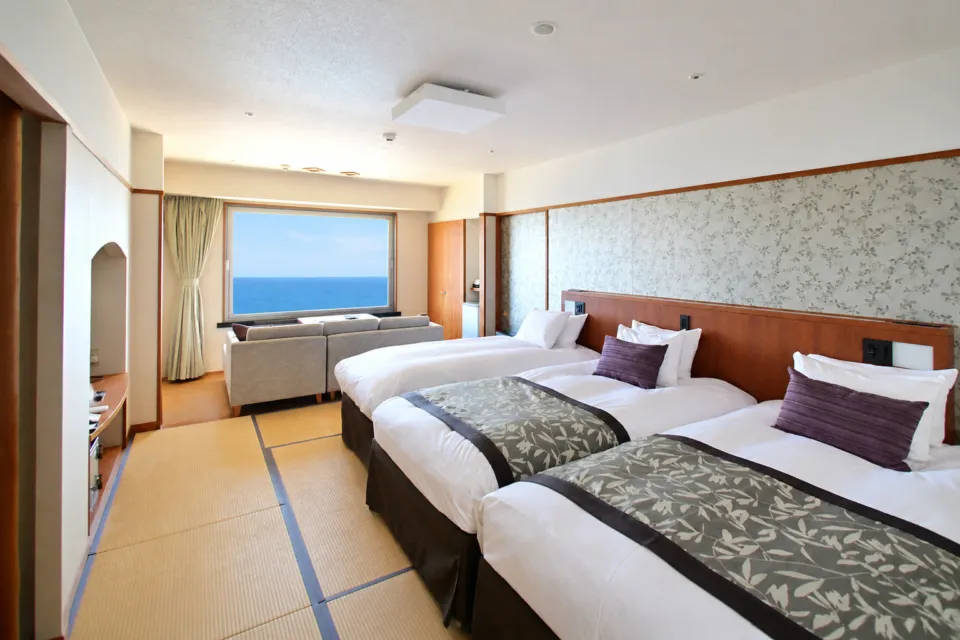 HOTEL OOSADOのオーシャンフロント 和モダントリプルの3台のベッド