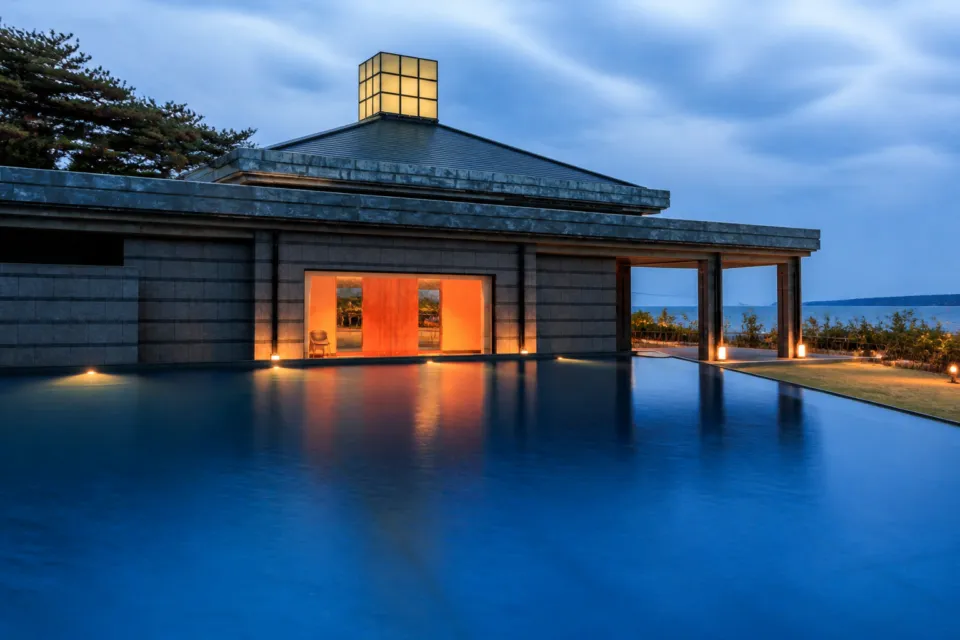 HOTEL OOSADOの水盤越しに望むHOTEL OOSADOの館内棟
