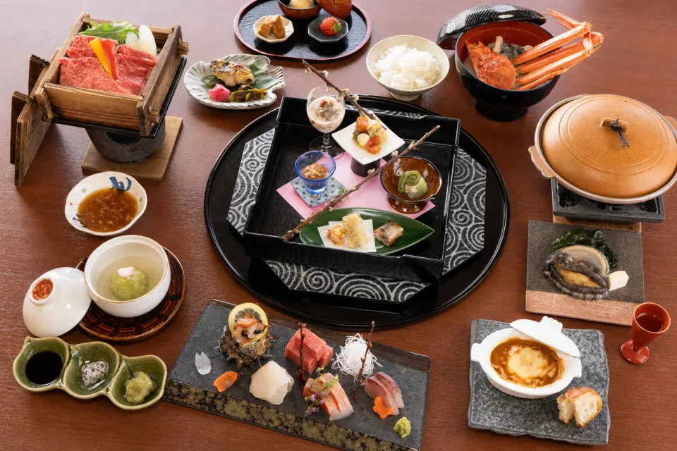 HOTEL OOSADOの佐渡の海山の幸を盛り込んだ夕食会席