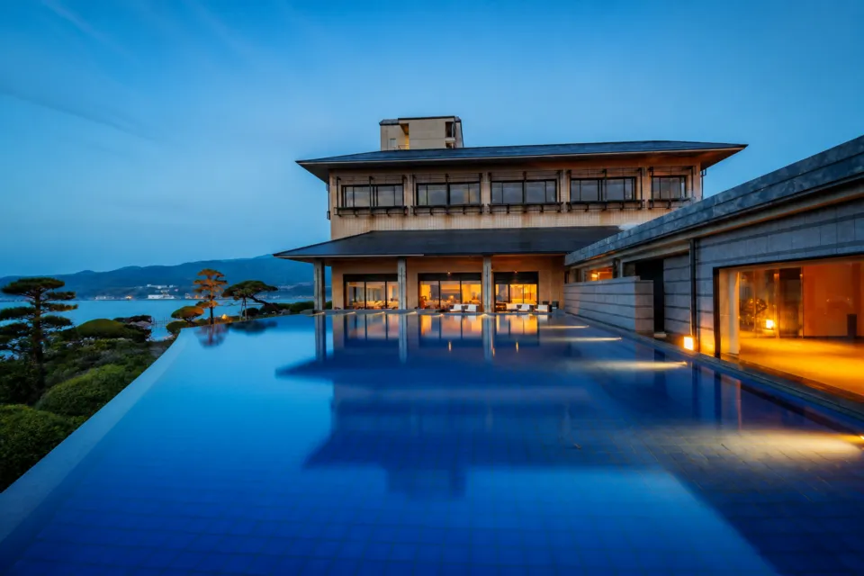 HOTEL OOSADOの夕暮れの水盤とHOTEL OOSADO