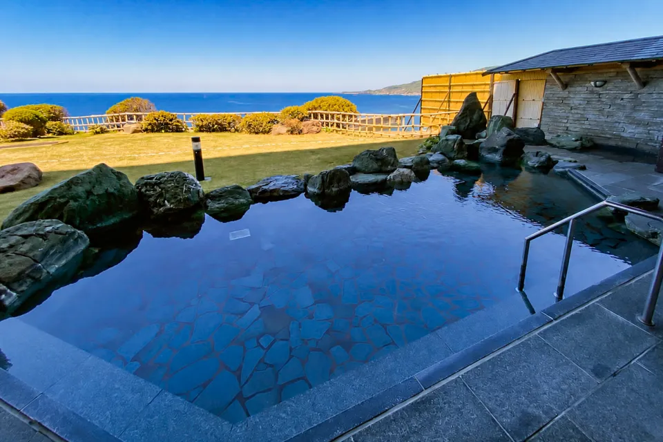 HOTEL OOSADOの日本海を望む庭園露天風呂