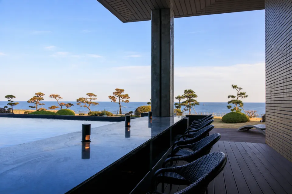 HOTEL OOSADOの日本海を望む水のテラスのカウンター席