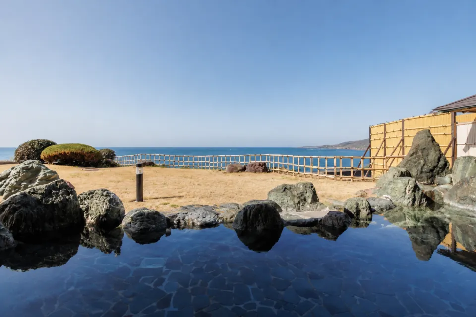 HOTEL OOSADOの日本海を正面に望む岩露天風呂