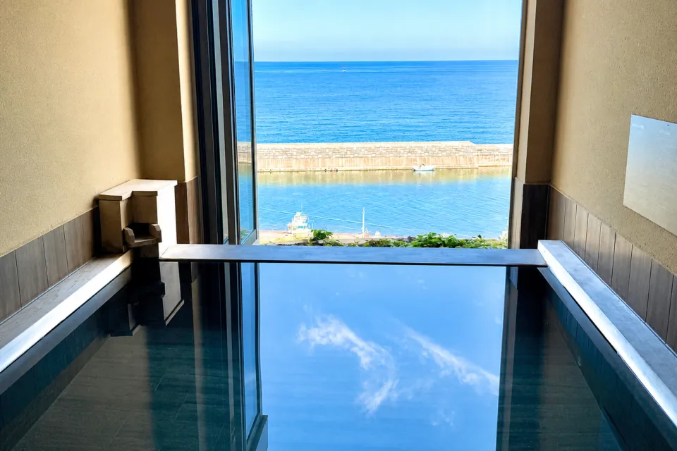 HOTEL OOSADOの日本海を望む貸切風呂「あてび」