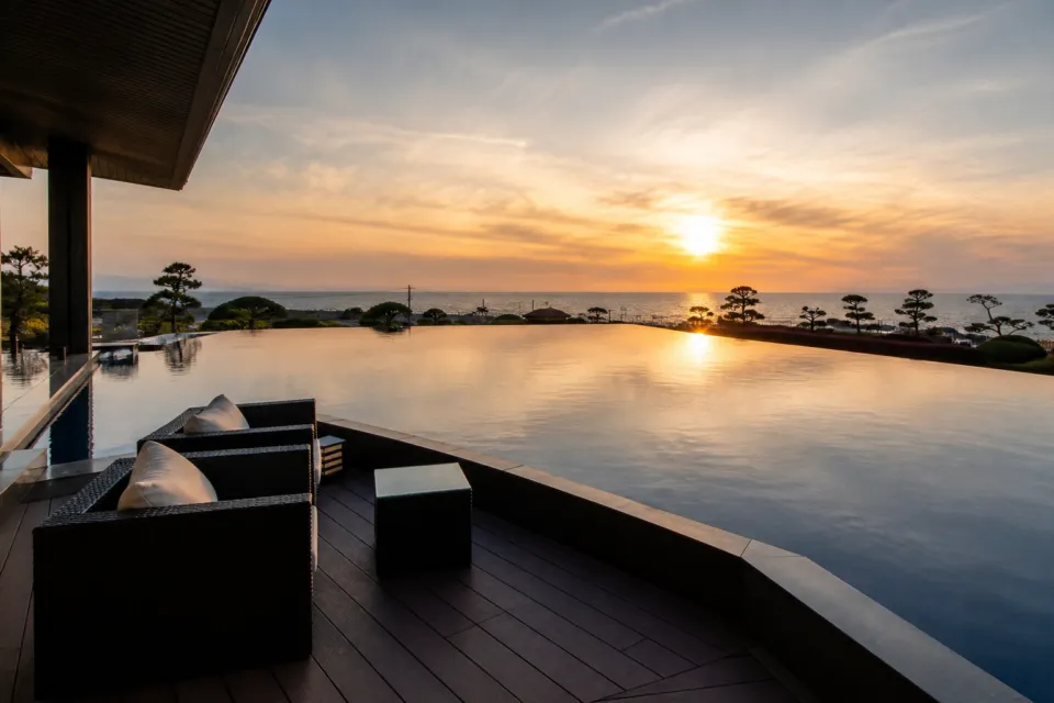 HOTEL OOSADOの夕日に染まる水のテラスとラウンジ席
