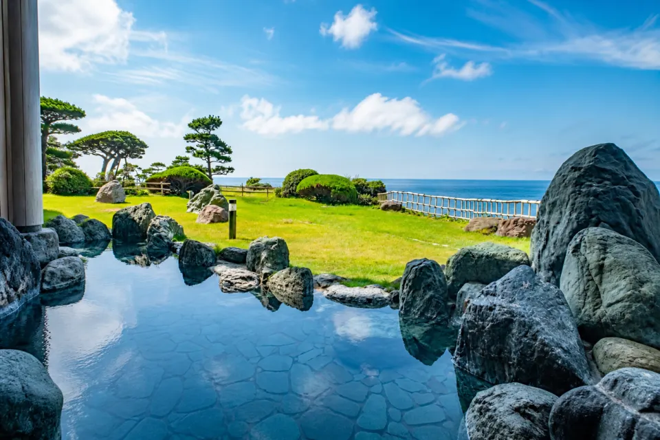 HOTEL OOSADOの庭園と日本海を望む露天風呂