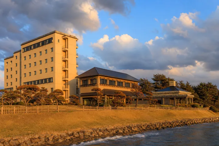 HOTEL OOSADOの夕景に浮かぶHOTEL OOSADOの外観
