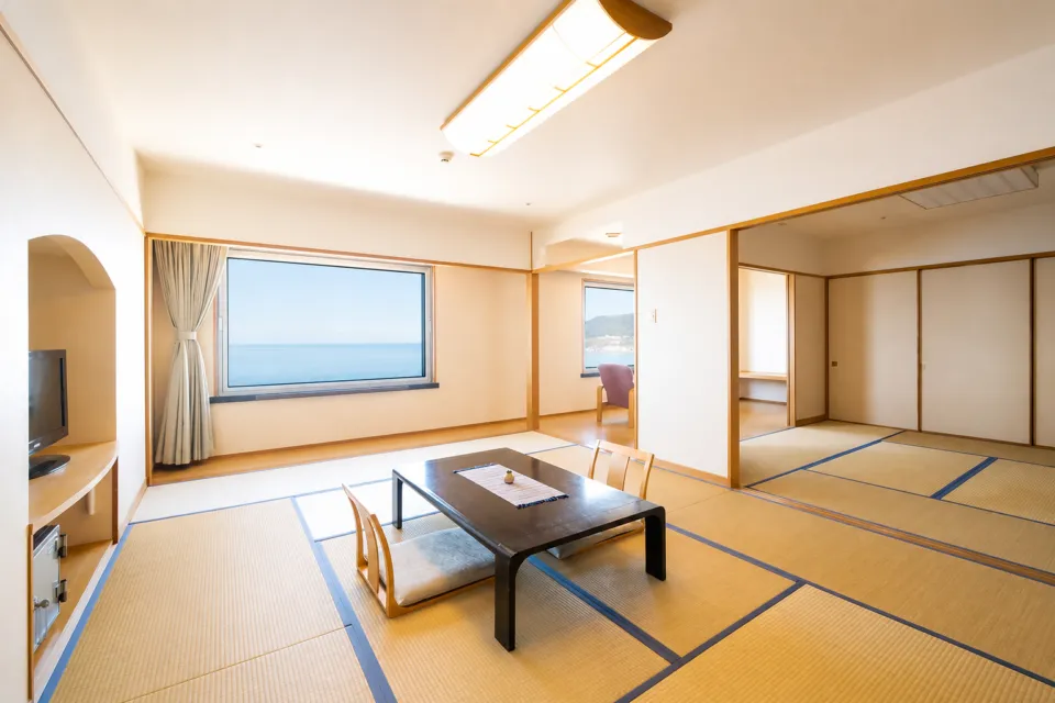 HOTEL OOSADOのオーシャンフロント 和スイートの広い和室