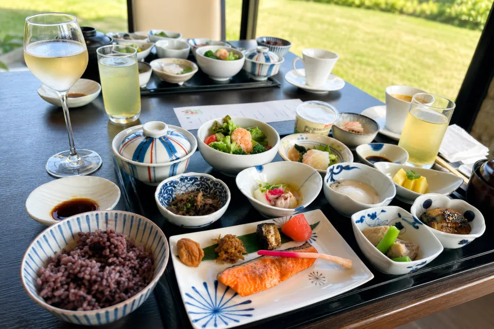 ホテル シギラミラージュの小鉢と焼き魚が並ぶ和朝食
