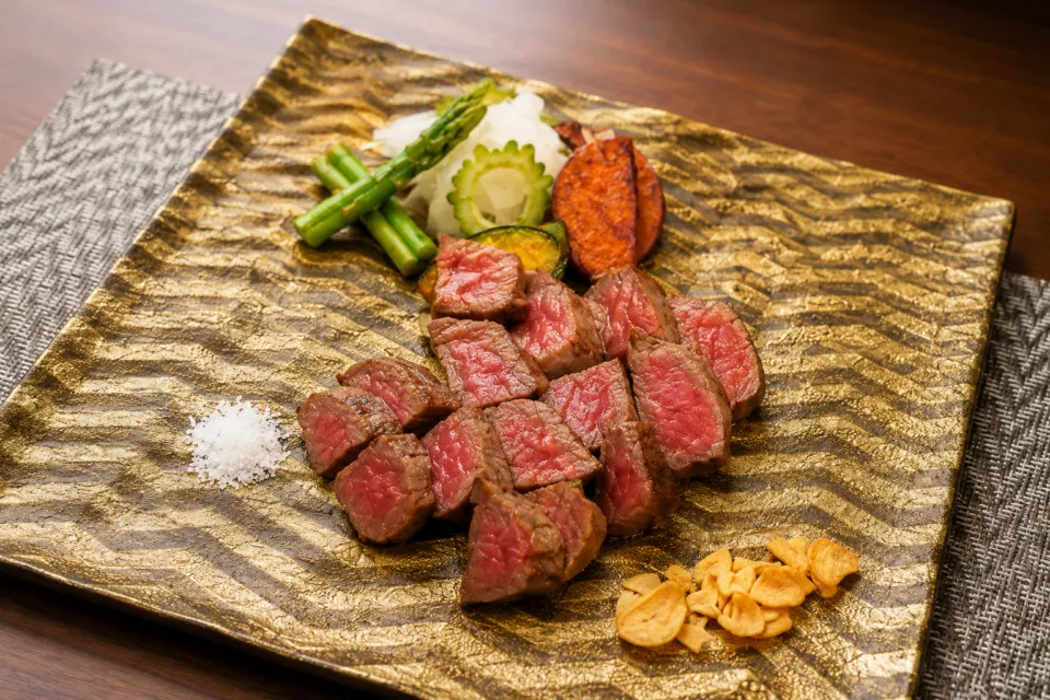 ホテル シギラミラージュの焼き野菜を添えたカットステーキ