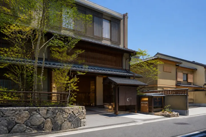 ホテル ザ セレスティン京都祇園の夕景の正面外観