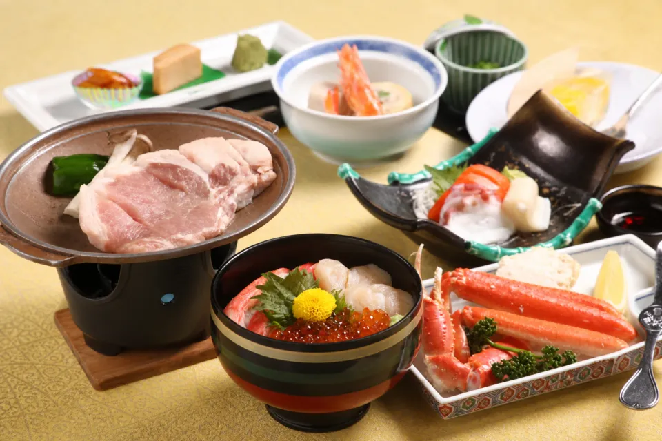 ホテル十和田荘の奥入瀬ガーリックポークと海鮮丼