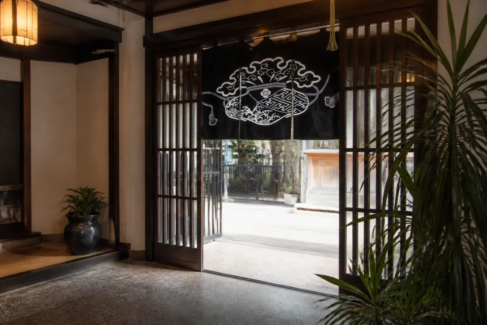 宝生寿しの暖簾を望む店内