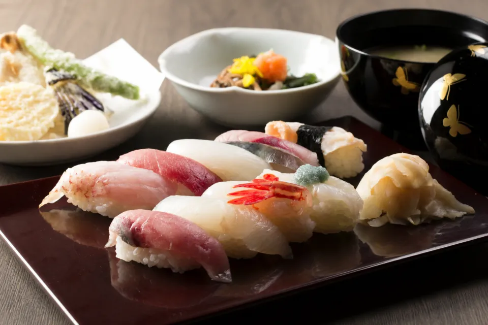 宝生寿しの寿司と揚げ物を盛り合わせた御料理