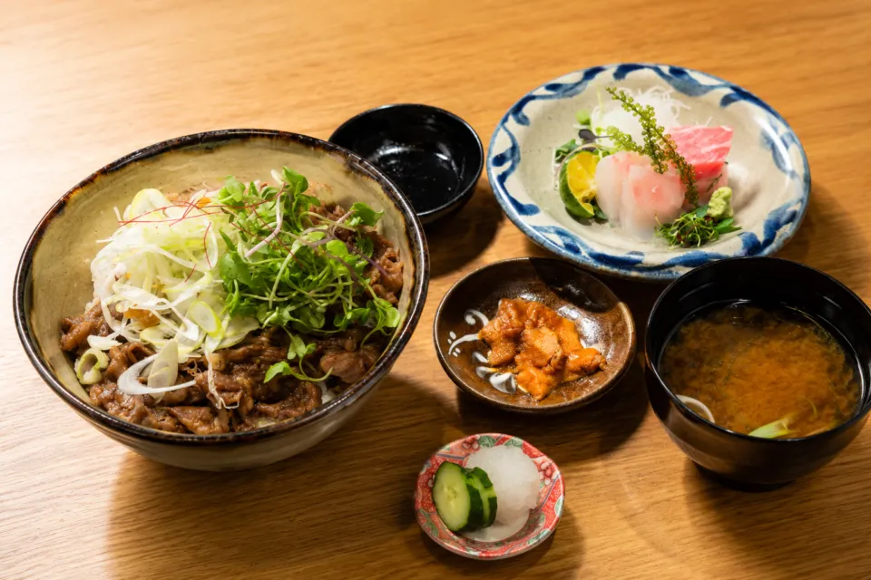 ハイアット リージェンシー 瀬良垣アイランド 沖縄の牛肉丼と刺身の和食膳