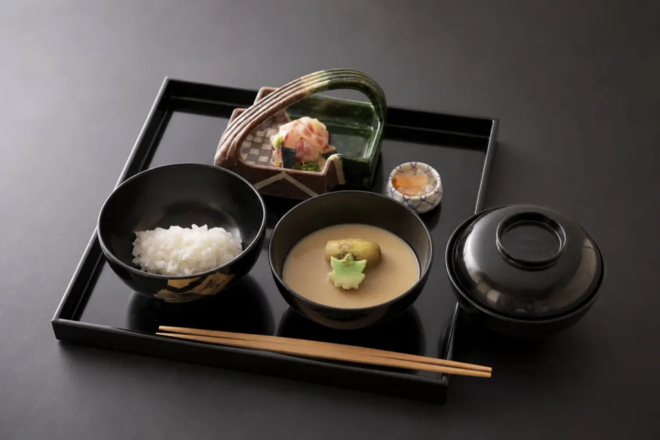 瓢亭 本店の膳に並ぶ懐石料理