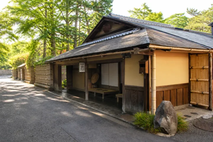 瓢亭 本店の茅葺き屋根の外観