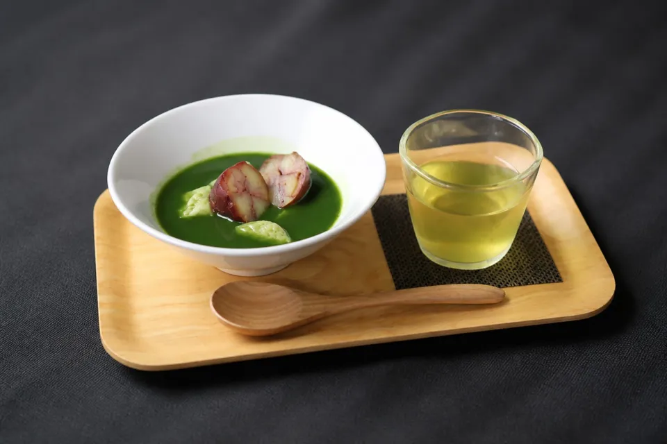 池川茶園の抹茶色の汁粉に栗と餅を添え、煎茶と一緒に盆へ載せた甘味