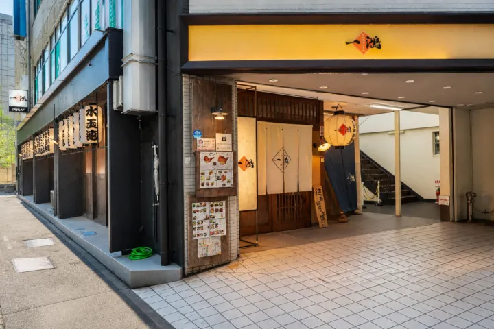 一鴻 徳島駅前店の夜の正面入口