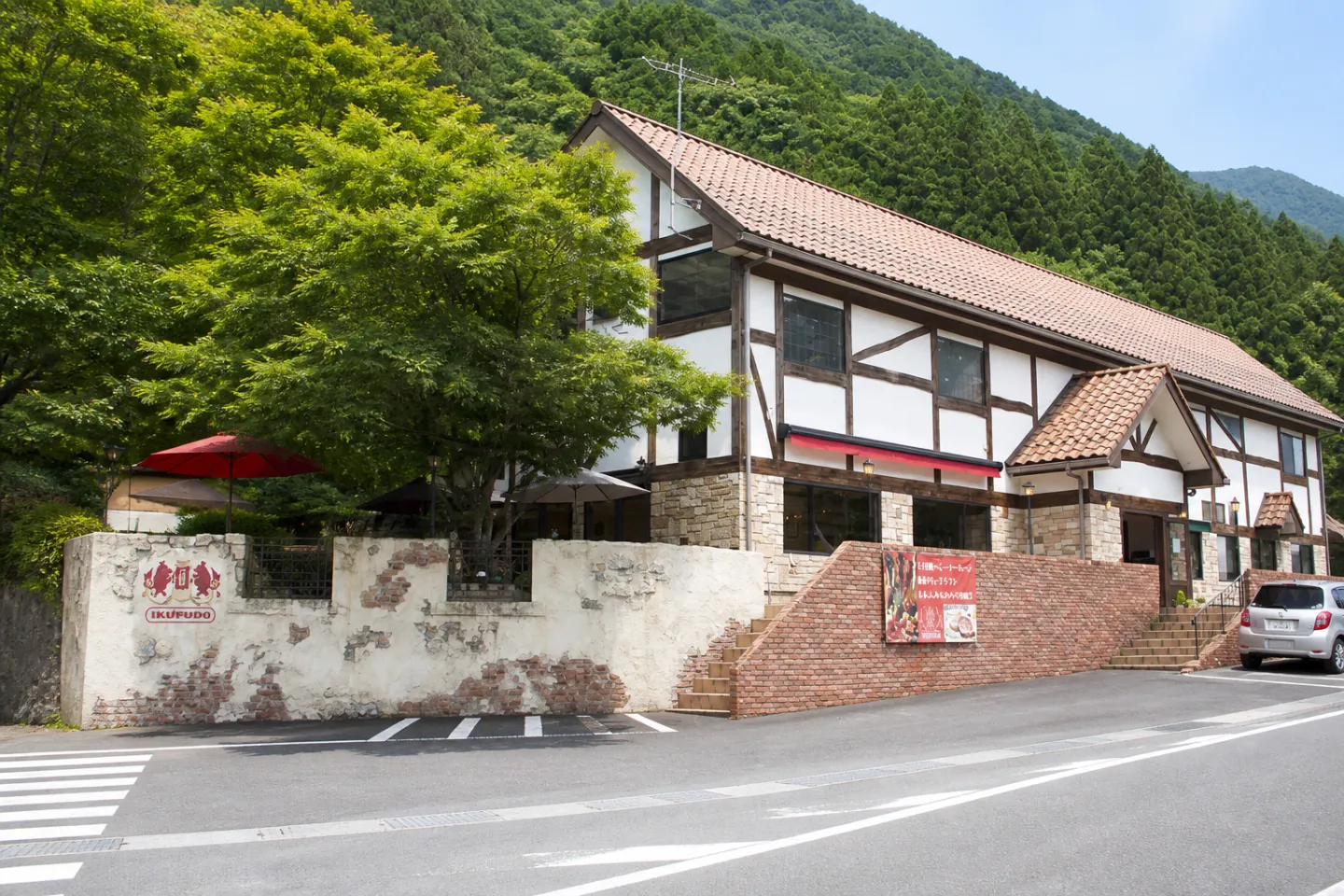 育風堂精肉店の山並みに囲まれた店舗外観