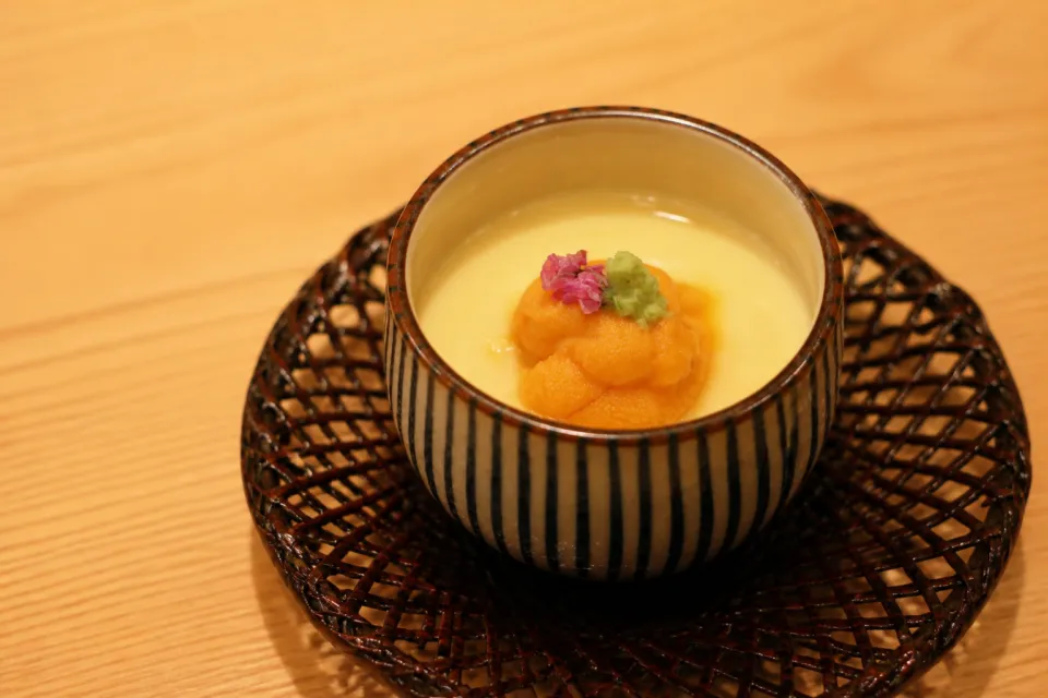 伊勢鮨の花を添えた魚卵料理