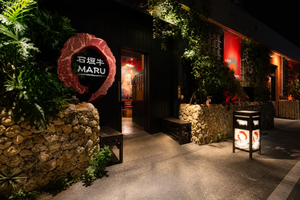石垣牛MARUの夜の店舗外観