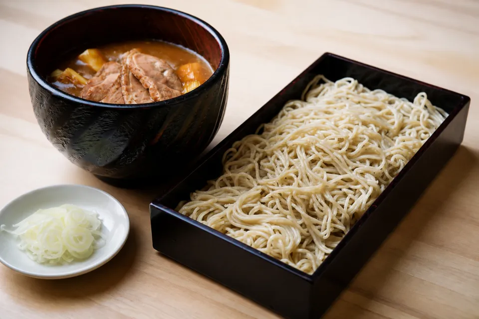 石臼挽蕎麦 三國家の鴨カレー汁とせいろ蕎麦、薬味を盛り合わせた三國家の一膳