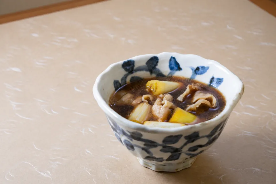 石臼挽蕎麦 三國家の焦がしねぎと豚肉を盛った温かいつけ汁