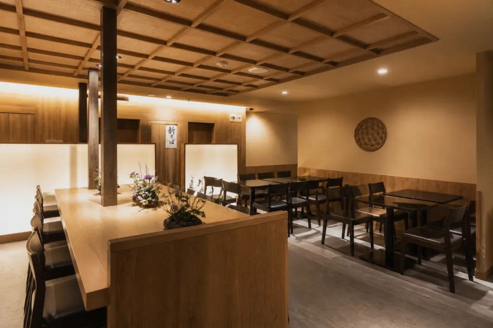 石臼挽蕎麦 三國家の梁と木製家具が印象的な三國家の明るい店内