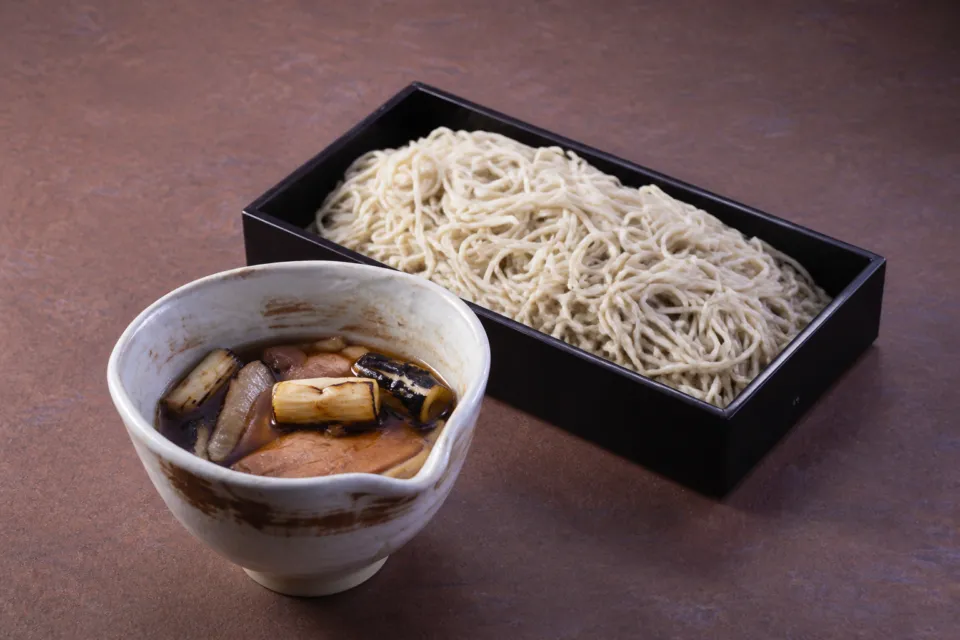 石臼挽蕎麦 三國家の鴨肉と焼きねぎのつけ汁にせいろ蕎麦を添えた鴨せいろ