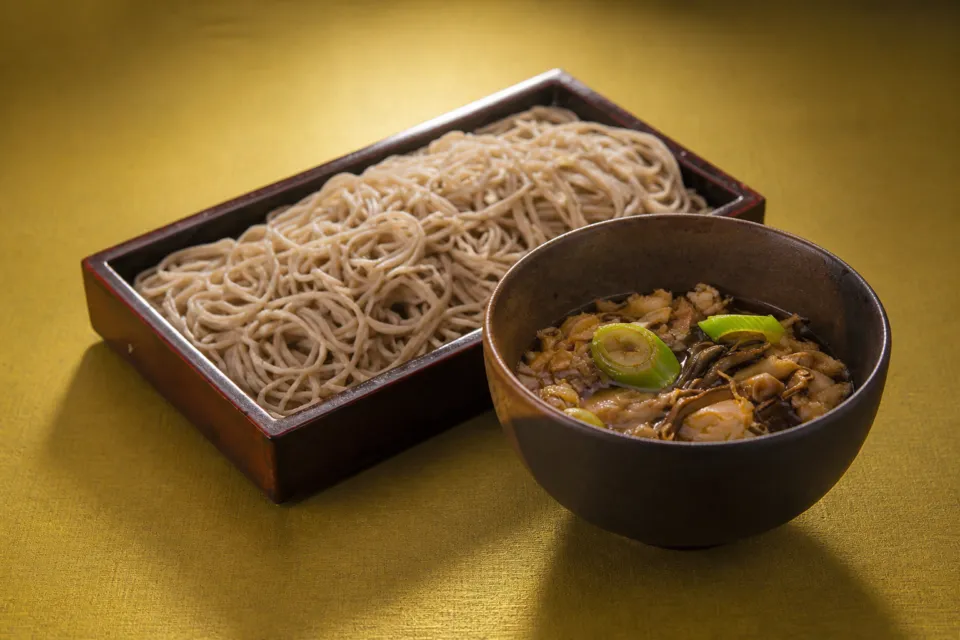 石臼挽蕎麦 三國家の舞茸入りのつけ汁とせいろ蕎麦を盛り付けた舞茸汁せいろ