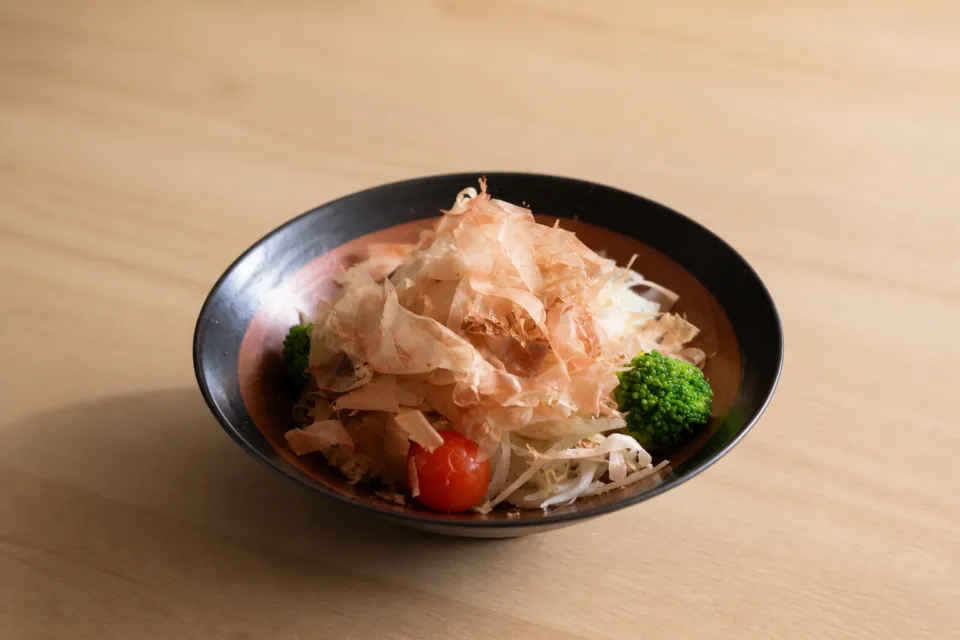石臼挽蕎麦 三國家の削り節をたっぷりのせた半生節サラダ