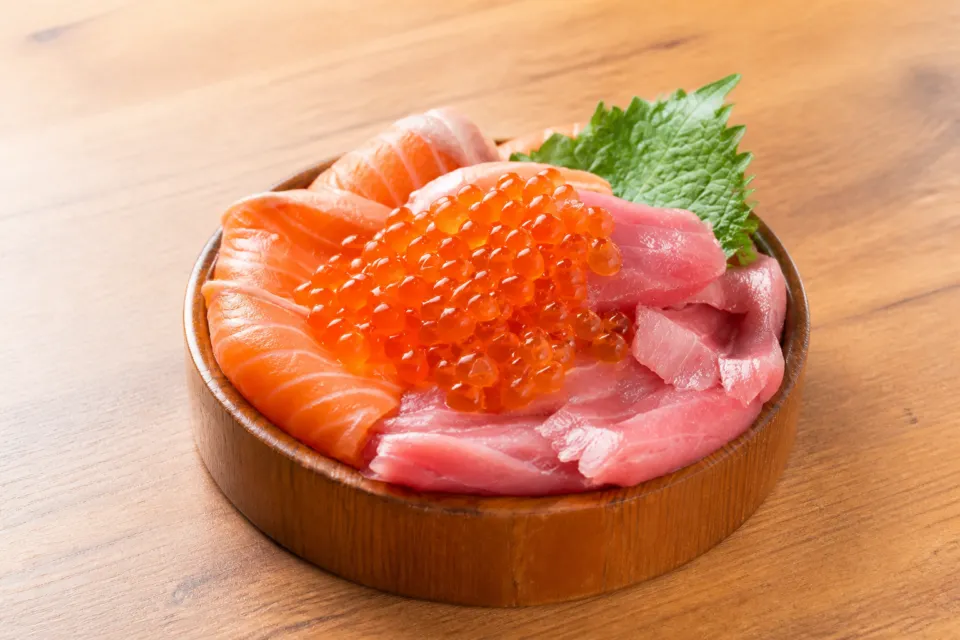 糸島食堂 本店のまぐろとサーモンいくら丼