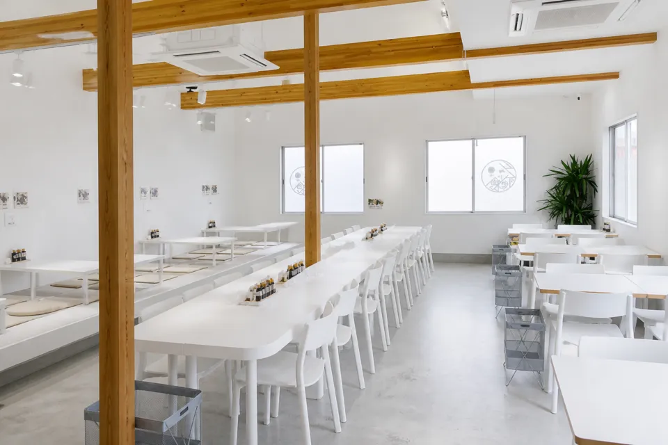 糸島食堂 本店のカウンターと店内
