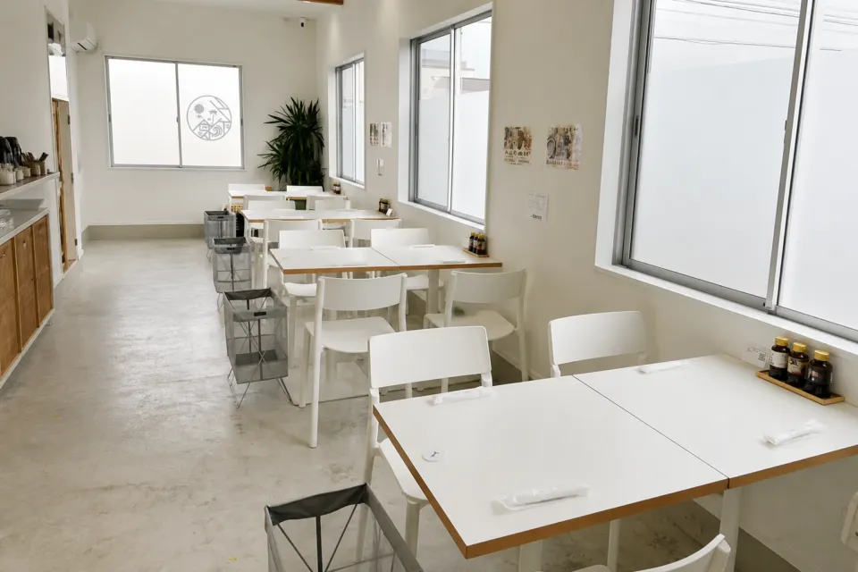 糸島食堂 本店の窓側テーブル席