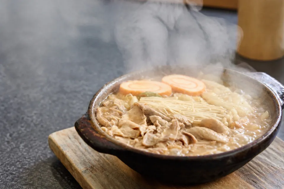糸庄 本店のもつ煮込みうどんを調理する様子