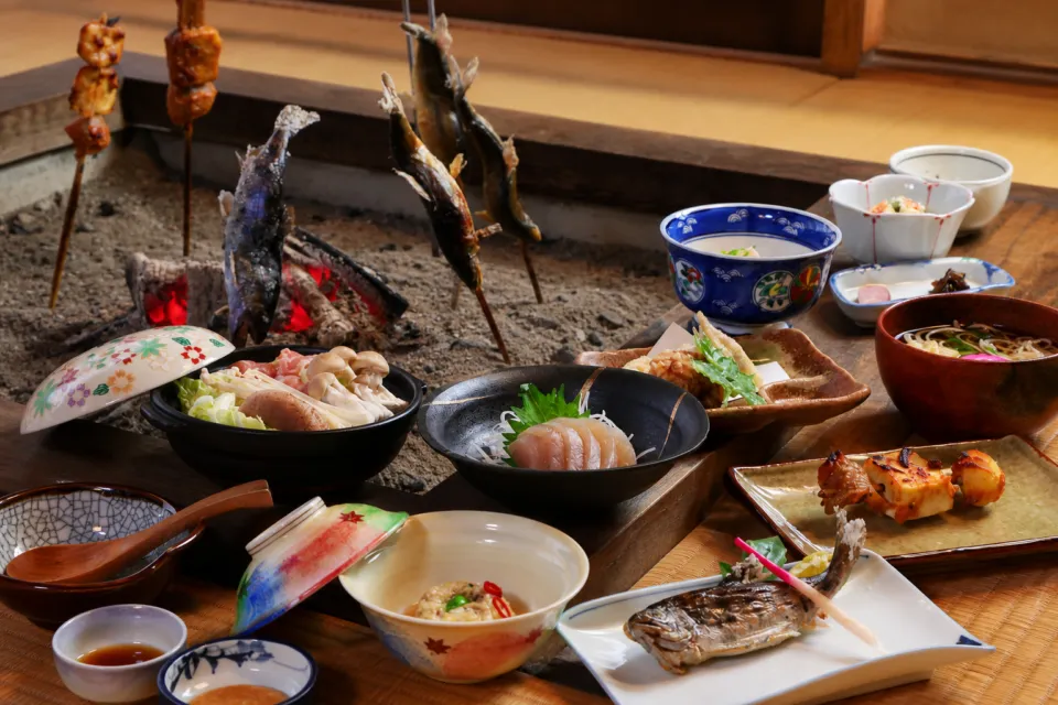 祖谷の宿 かずらやの囲炉裏を囲む郷土料理