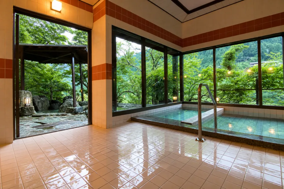 祖谷の宿 かずらやの木の温もりを感じる内湯