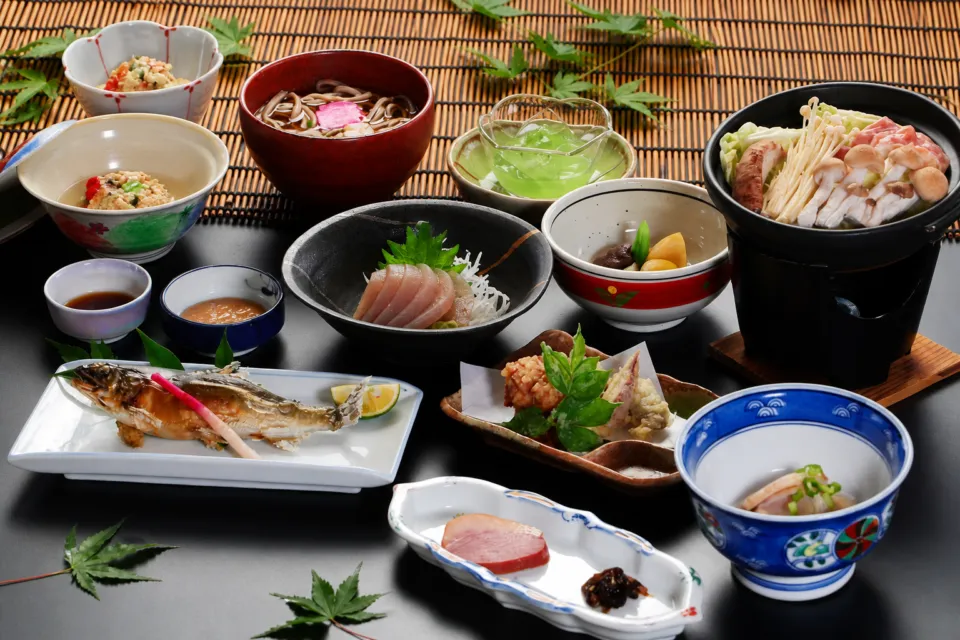 祖谷の宿 かずらやの祖谷の味覚を並べた会席料理
