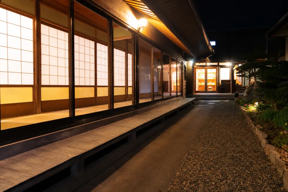 祖谷の宿 かずらやの夜の中庭と回廊