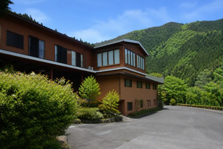 祖谷の宿 かずらやの山あいに建つ外観