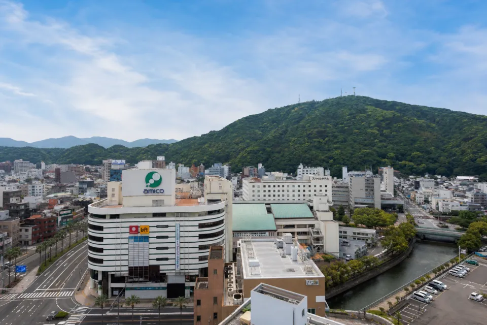 JRホテルクレメント徳島の客室から望む眉山と徳島市街