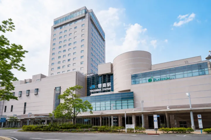 JRホテルクレメント徳島のJR徳島駅に直結する外観