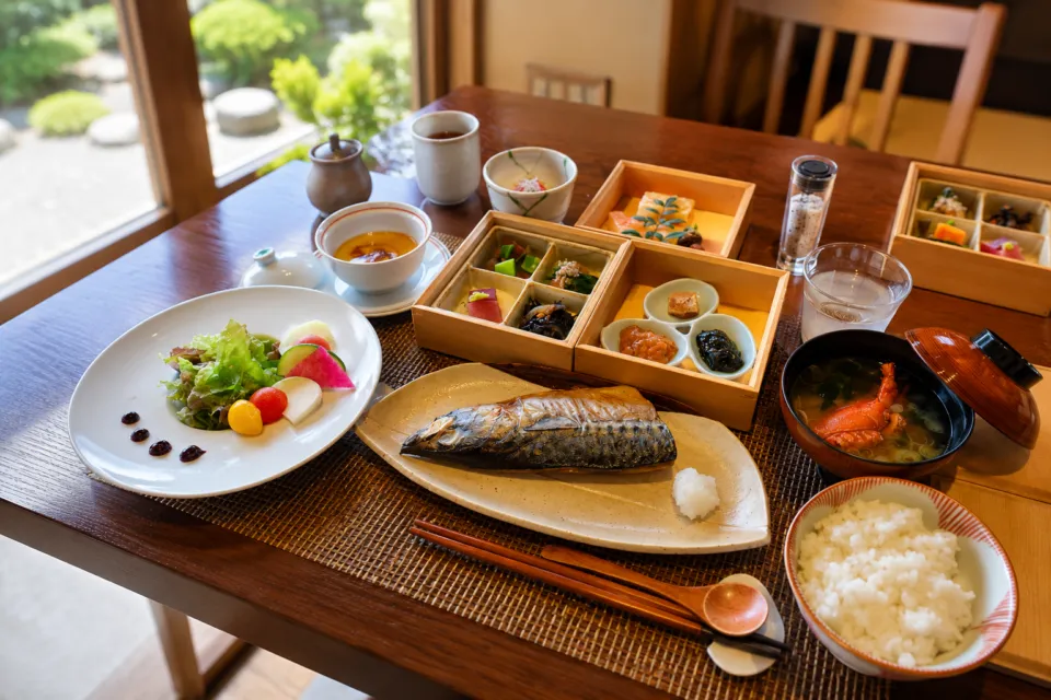 鏡ヶ浦温泉 rokuzaの魚料理を中心とした朝食